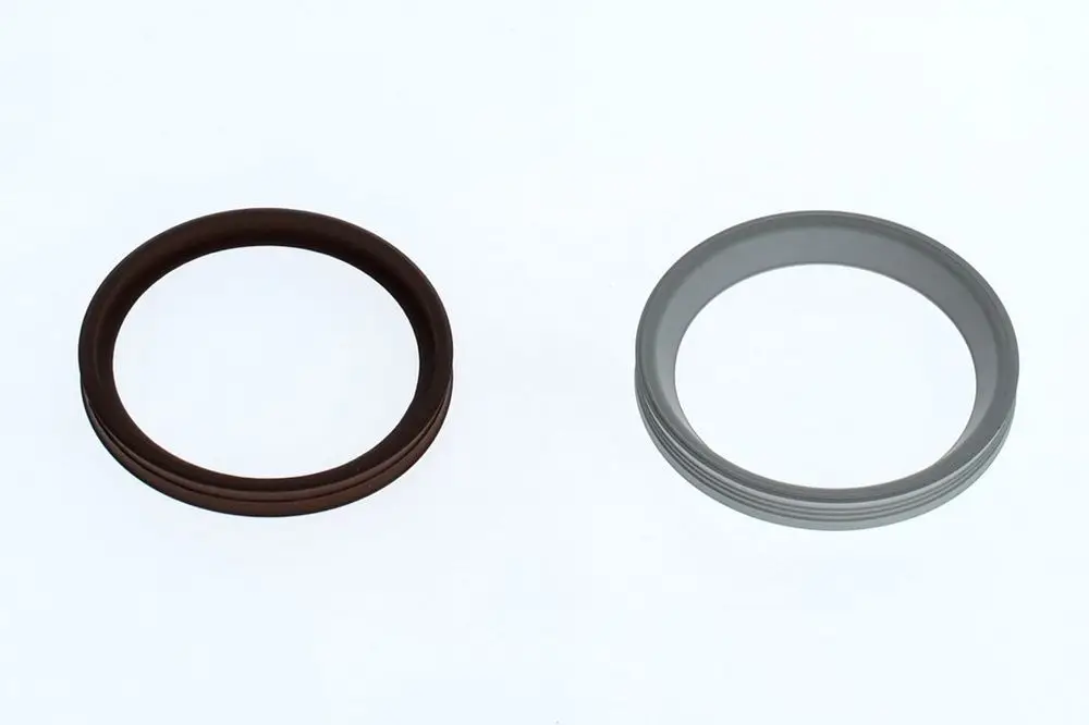 Zwei Lippendichtungen von Bosch in unterschiedlichen Farben, eine braun und eine grau. Die Dichtungen sind ringförmig und weisen eine glatte Oberfläche auf.